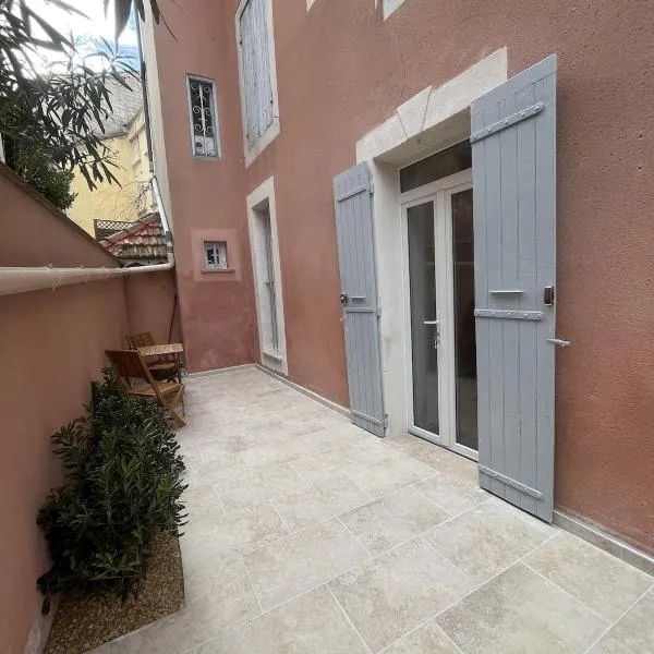 Cocon de Nuit - appartement RDC, avec terrasse: Orange şehrinde bir otel