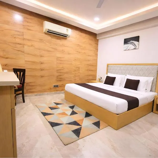 Hotel Rivlet Cyberhub Near Ambience Mall، فندق في جورجاون