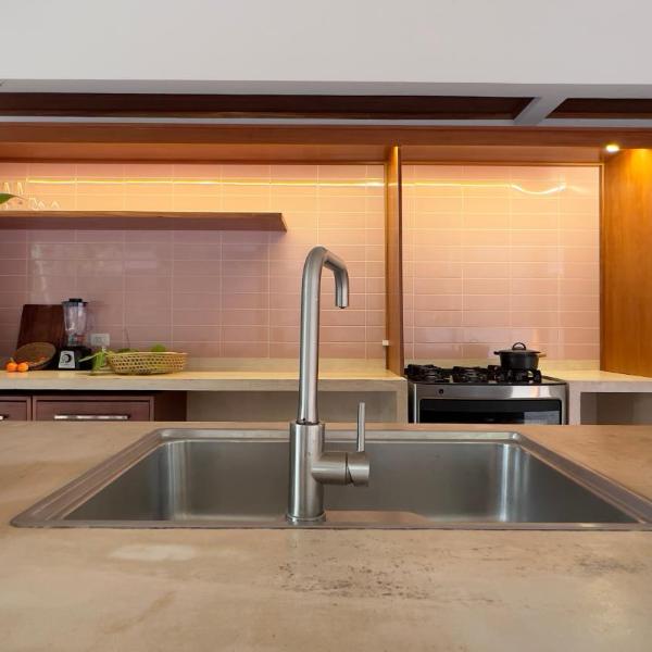 Alter e Estilo, 2 quartos amplos com Ar, 2 banheiros, cozinha completa, charme e conforto junto à Natureza e a 100 metros da praia do Lago Verde - Foto 3