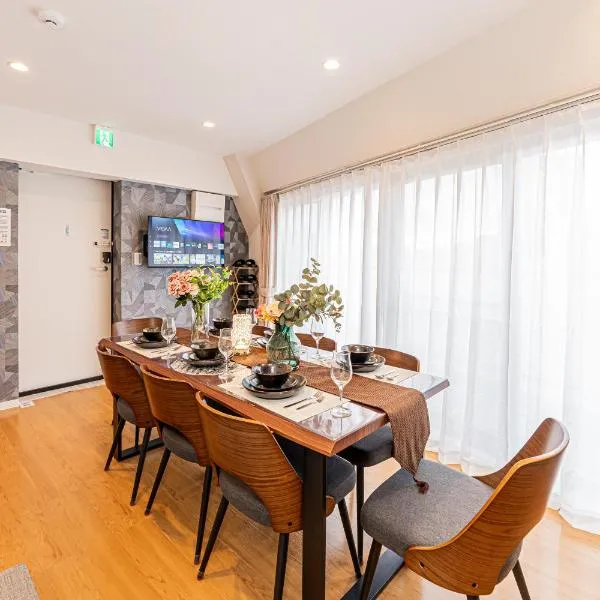 80m to Aoto Station Elevator Access 35 Min Direct to Haneda Airport Direct Train to Narita Airport Easy Access to Ginza Asakusa Disney Skytree Convenience Store and Pharmacy Downstairs, hotel en Tokio