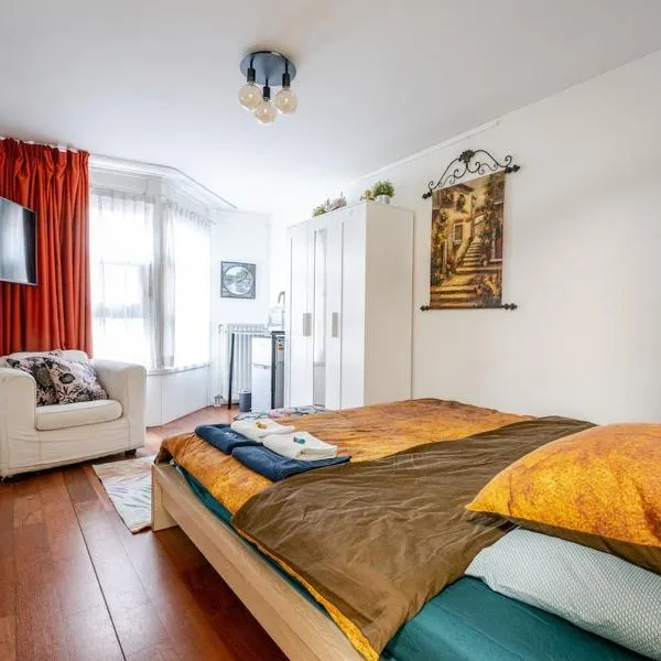 B Center charming room on the canal, hotelli Amsterdamissa