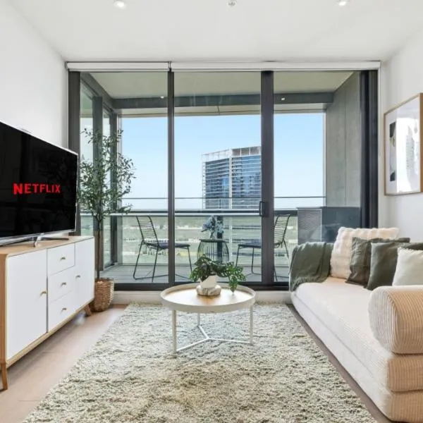 Waterfront 2-Bedroom Apartment with Pool, Gym & Free Parking, hotel i Melbourne