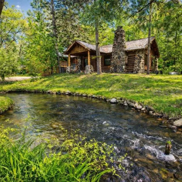 Steps to Beach-Hot Tub-Fireplace-Northern Original, готель у місті Траверс-Сіті