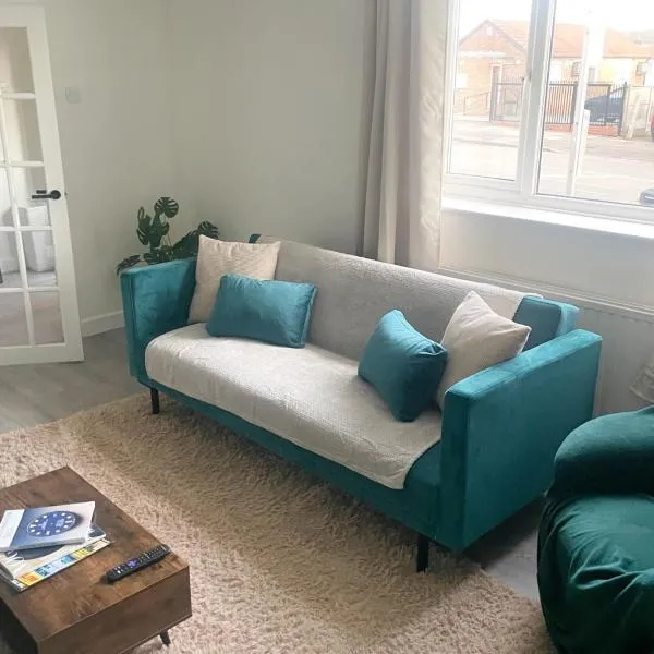 Business & Family Friendly 6 Bed Stay with Garden - Free Parking - Fast Wi-Fi and workspace - London & Essex Links، فندق في تشيجويل