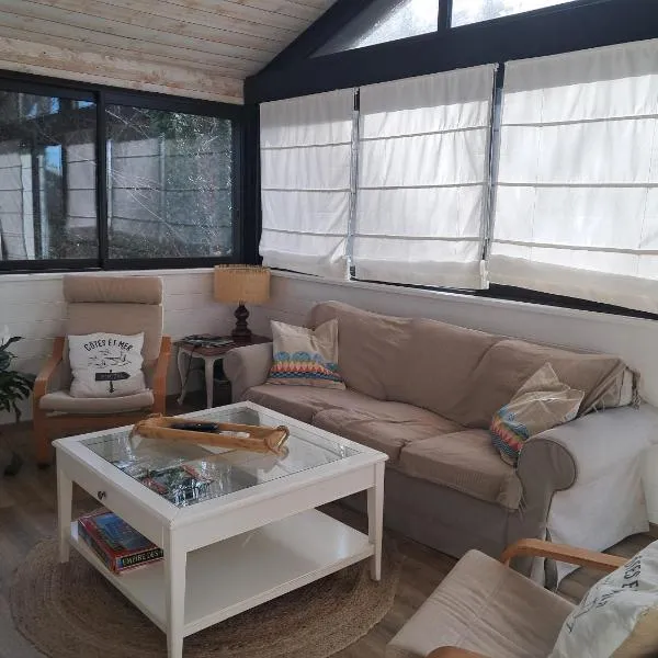 Le Chalet d'Isabelle-sur la vélodyssée-drap-serviette: Sainte-Eulalie-en-Born şehrinde bir otel