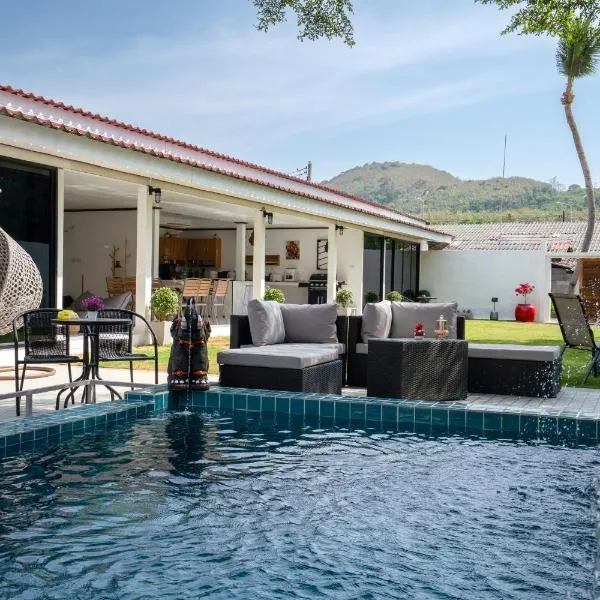Private Luxury Villa 4BR Pool Near Beach, khách sạn ở Ko Lanta