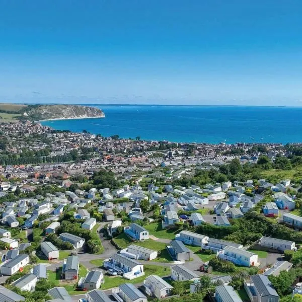 Swanage Luxury Caravan - Stunning sea views, Large decking area, Free EE WIFI, Sleeps 6, Pet Friendly on Swanage Bay View Holiday Park, hotel in Swanage