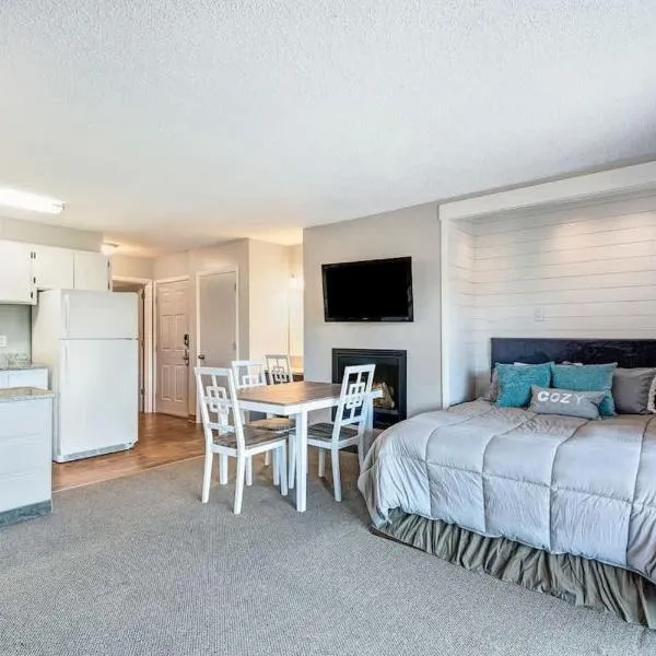 Riverfront Condo in Downtown Pool and Hot Tub, hotel em Bend