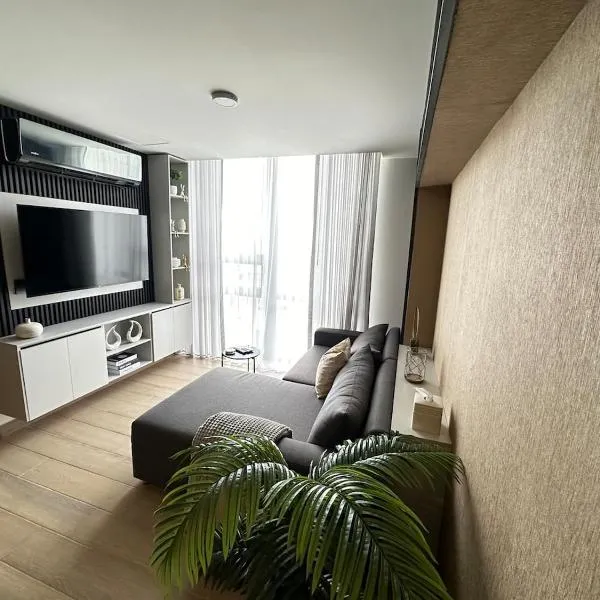 Beautiful 2 bedrooms condo with pool Livo Tower, хотел в Монтерей