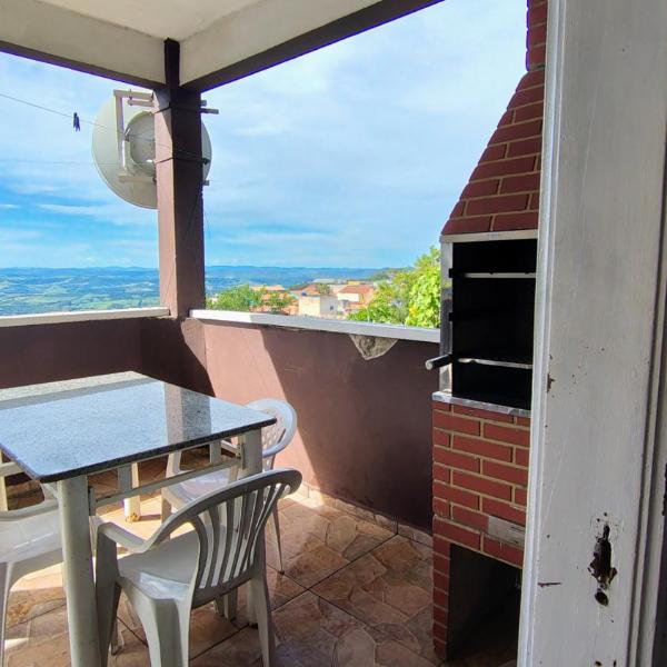 Casa inteira com churrasqueira e 2 suítes
