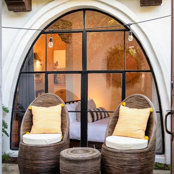Casa Blanca Suite B2 - Sunlit Montecito Studio Retreat with Patio, хотел в Montecito