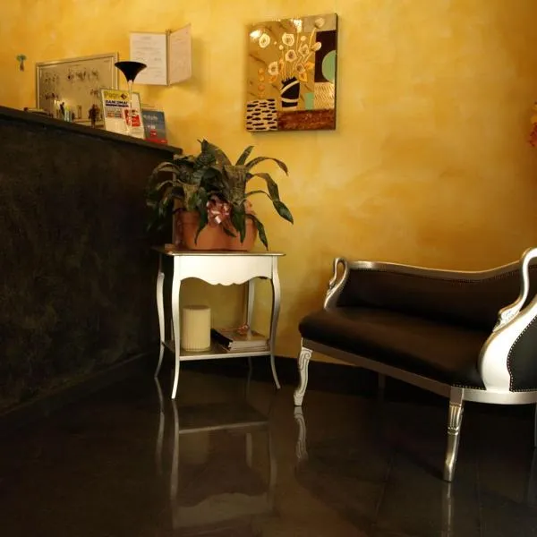 Hotel Karol, hotel Monzában