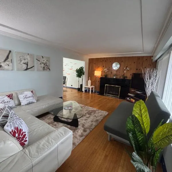 Charming Bright 3BR House - Upper Level Suite โรงแรมในเบิร์นนาบี