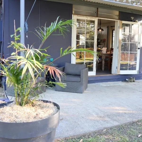 Urunga Fisherman's Cottage - pets ok 15 mins Coffs, hotel v destinaci Urunga