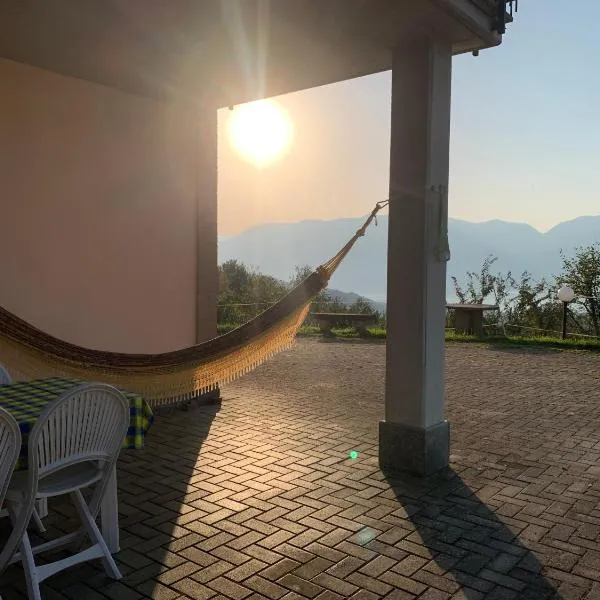 Casa Vacanze a Luino - Casa di Adele、ルイーノのホテル