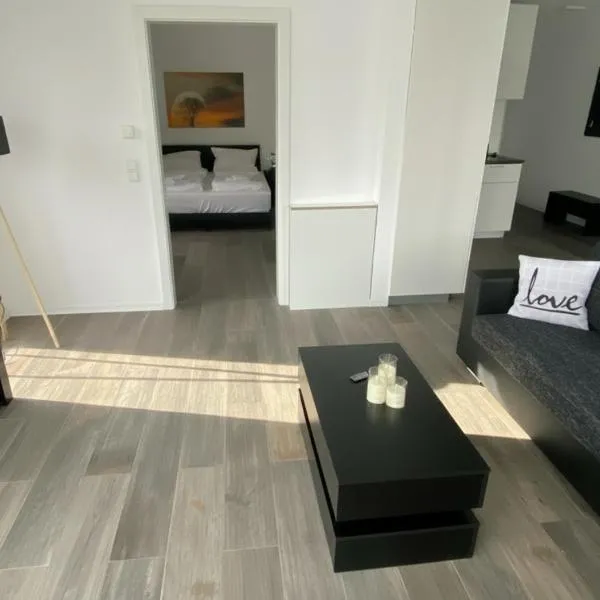 Bright City Apartment with Balcony & Parking – APOLONIAliving, готель у місті Карлсруе