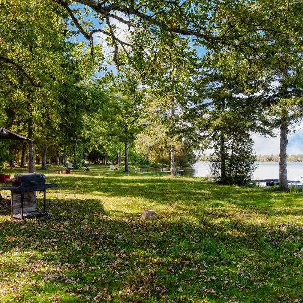 Lakefront Englewood Villas Private BBQ and Lakeview, hótel í Lakefield