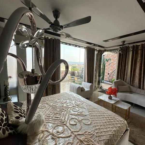 Private Luxury Glass Room Stay Near Chandigarh, hotel i Panchkula