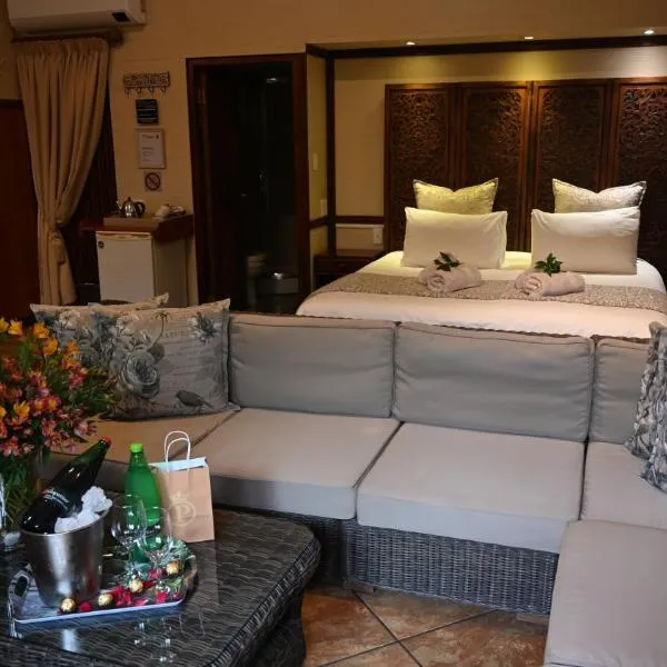 LUXURY EN-SUITE ROOM WITH LOUNGE @ 4 STAR GUEST HOUSE: Middelburg şehrinde bir otel