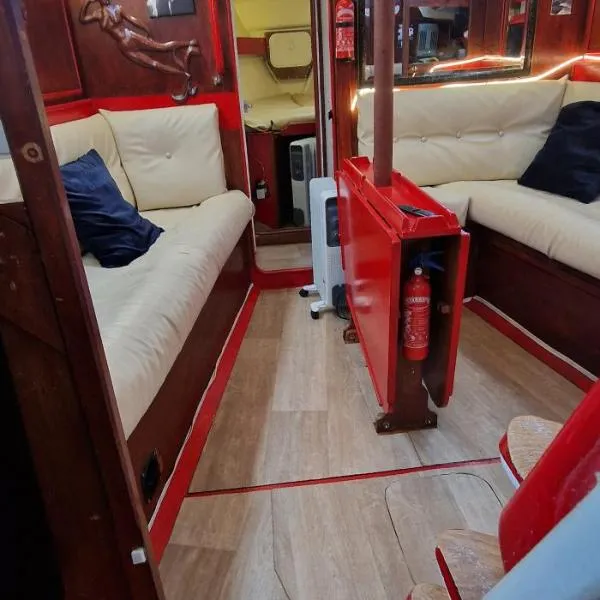 Voilier familial Cockpit Spacieux et Salon Panoramique, vue mer à 360 Netflix Parking, viešbutis mieste Cherbourg en Cotentin