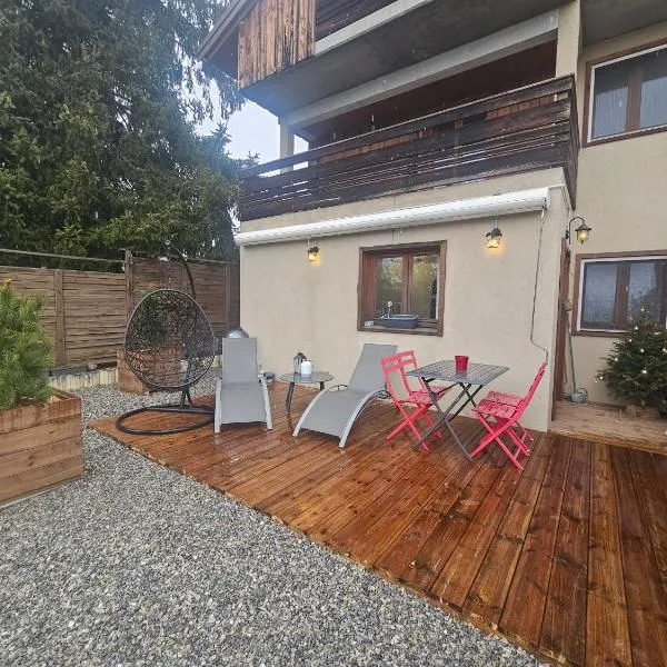 Appartement avec terrasse et parking Privé, khách sạn ở Aigueblanche