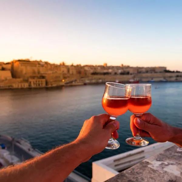 Front Row Malta - Valletta Views, Sunsets & Grand Harbour Living I 3-Bedroom House, hotel in Kalkara