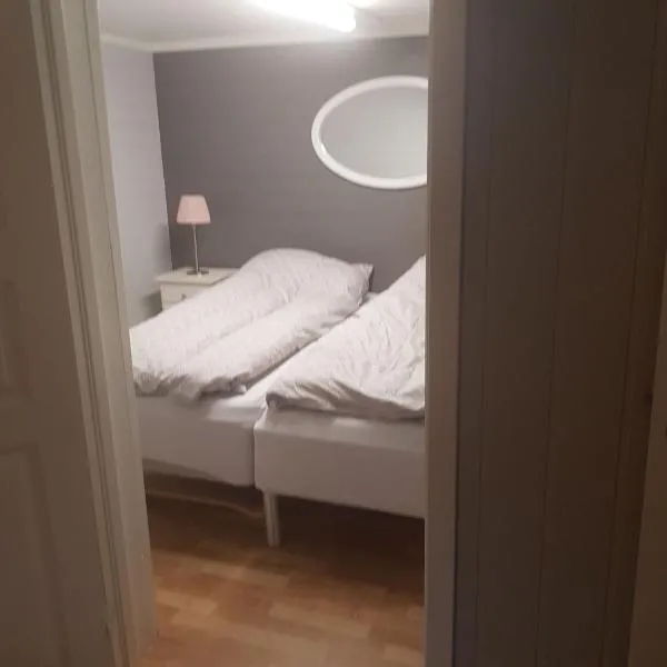Cosy living room, bedroom and bathroom and kitchen area, готель у місті Kolavåg