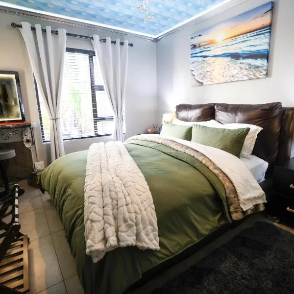 Air-Conditioned, Self-Catering Apartment with Heated Pool Near OR Tambo International Airport, hotell i Benoni