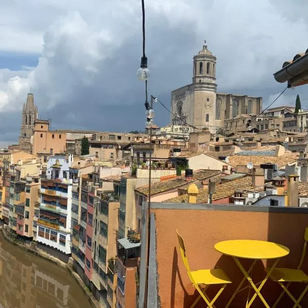Riverside duplex penthouse, hotel a Girona