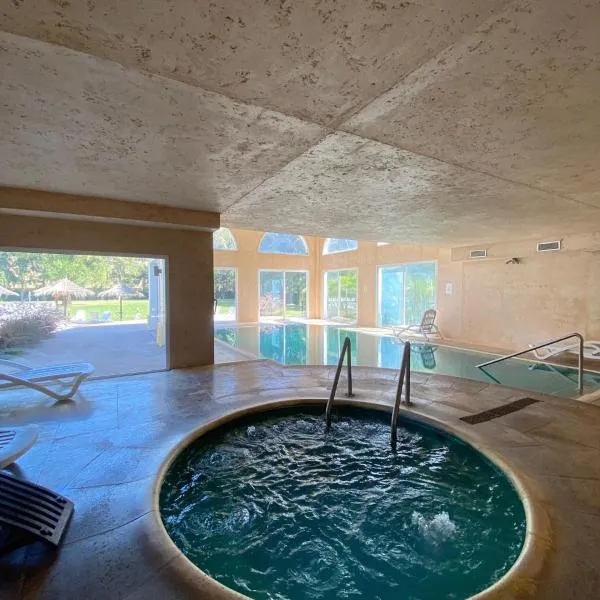 Howard Johnson Pilar Resort Spa & Convention Center, hotel i Pilar