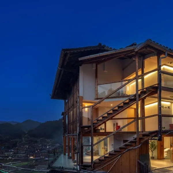 贵州省西江千户苗寨晓山越观景民宿، فندق في Xijiang