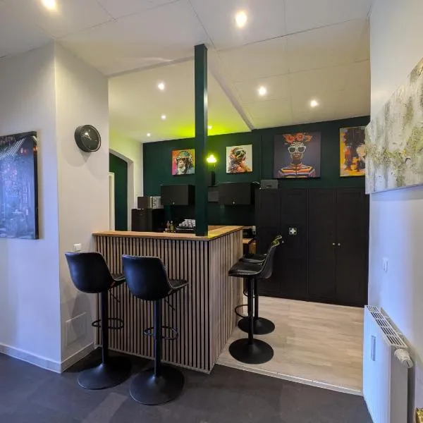 Munich Apartment 110 qm with 3 Bedrooms very cetral location 1 to 10 Guests: Münih'te bir otel