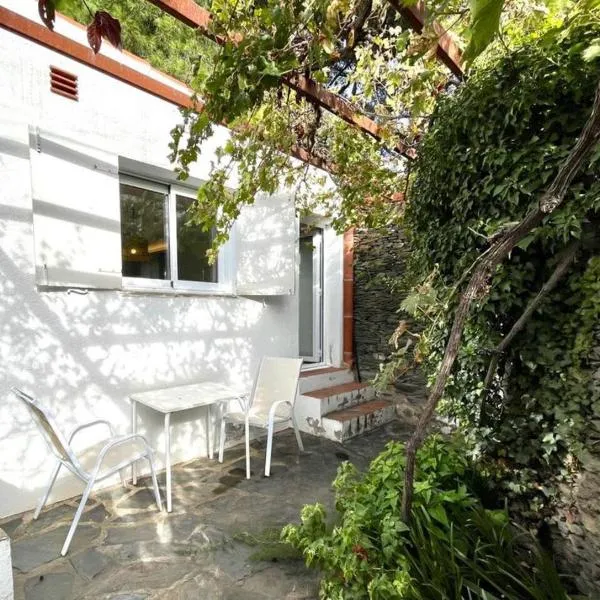 Loft céntrico de diseño en Cadaqués con patio, hotel di Cadaques