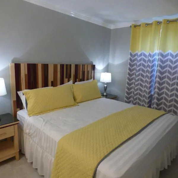 Beach One Bedroom Suite C5, hotell i Brissett Run