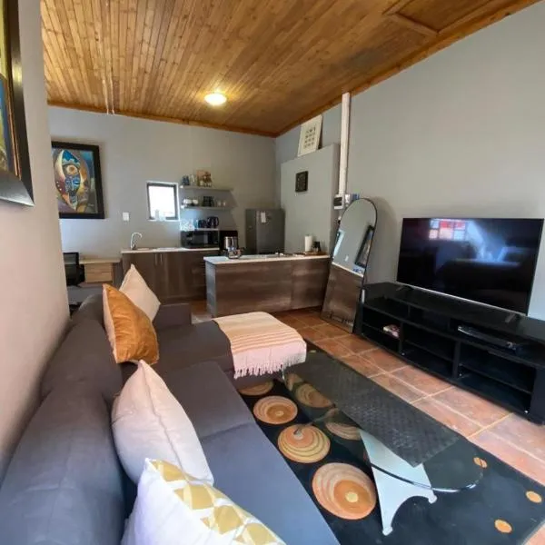 Cozy Corner Cottage near wilgers hospital & Menlyn, khách sạn ở Pretoria