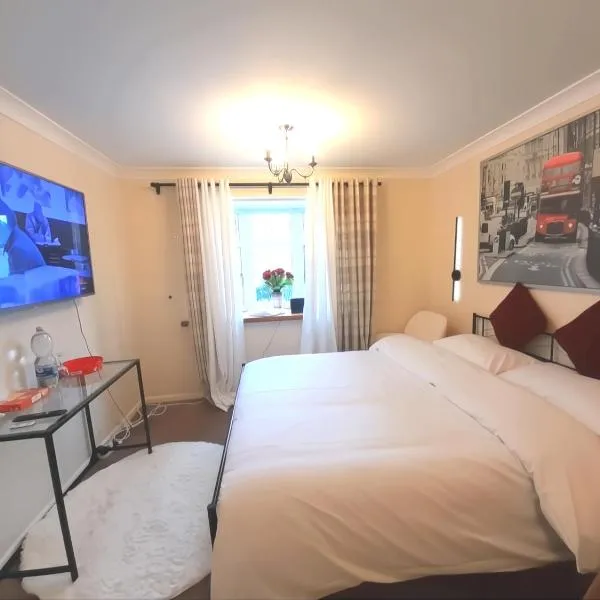 Four Bedrooms at 34 Forge Close, hótel í Tettenhall