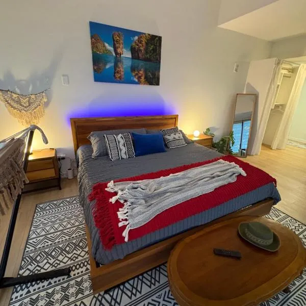Boho Studio Downtown Rogers Views Heated Parking, Hotel in Edmonton