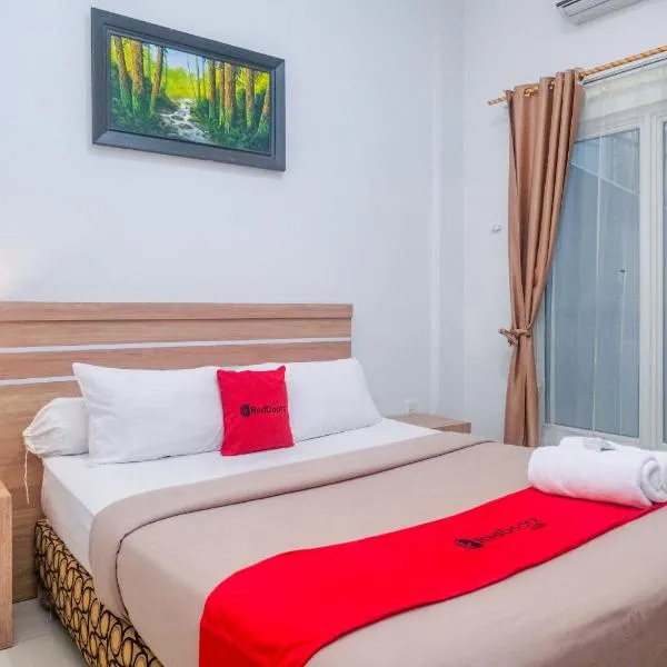 RedDoorz near Hermes Place Polonia Medan, hotel in Medan