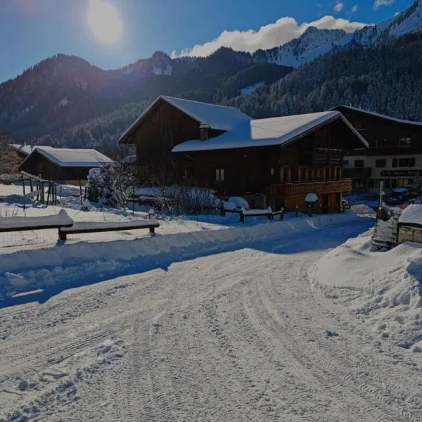 Chalet familial authentique et spacieux 2 chambres 4 à 6 personnes avec parking proche des remontées, hotel in La Chapelle-dʼAbondance