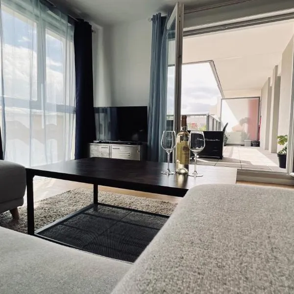 Lumière Parisienne Spacious 2BR Apartment with Terrace Free Parking Near Metro Line 13, hotel em Malakoff