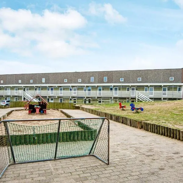 4 person holiday home in Ringkøbing，靈克賓的飯店