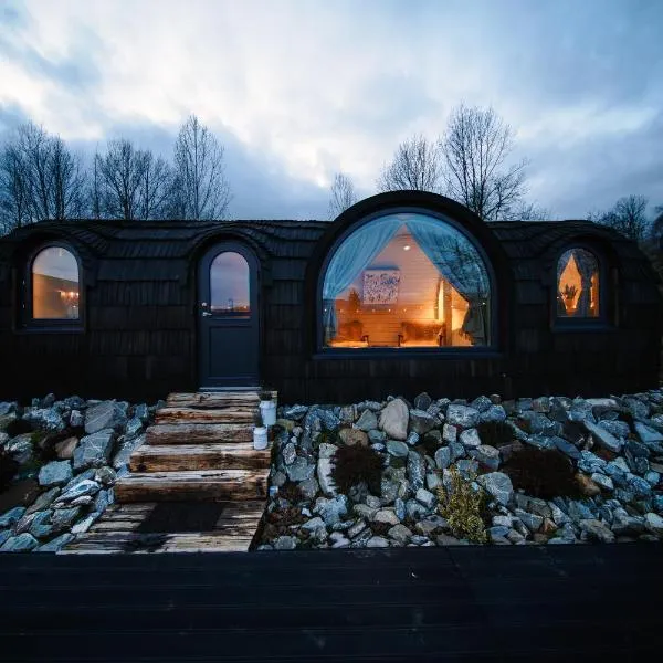 Friday Inn Igloo - Jacuzzi încalzit, Intimitate, Natură, Priveliste & Iaz - Escapadă romantică premium într-un tiny house unic în Romania - la o oră de București si 25 min de pârtia de ski din Sinaia, hotel in Comarnic