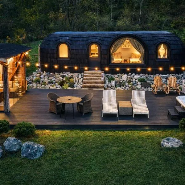 Friday Inn Igloo - Jacuzzi încalzit, Intimitate, Natură, Priveliste & Iaz - Escapadă romantică premium într-un tiny house unic în Romania - la o oră de București si 25 min de pârtia de ski din Sinaia，科馬尼克的飯店