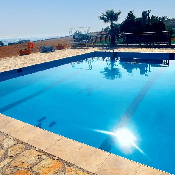 Dreamy South Sea View Apartments with Pool, hotel di Frangokástellon