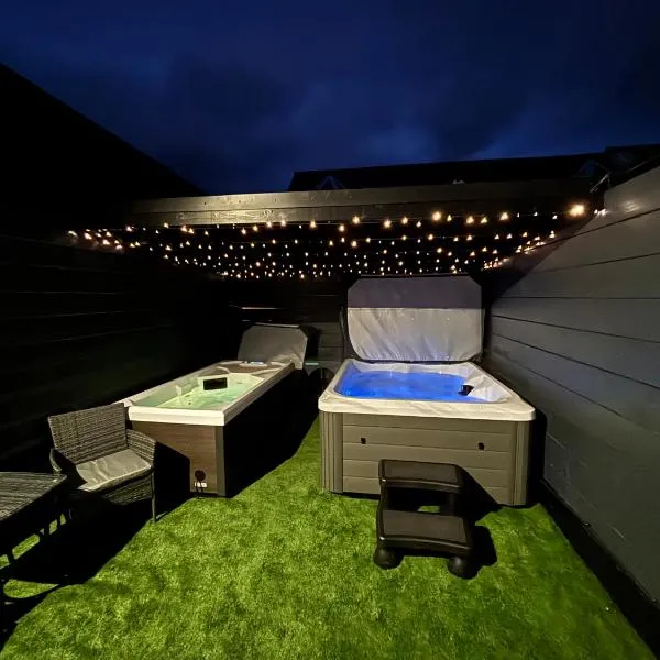 Luxury one bedroom pods with private Jacuzzi and plunge pool, Hotel in Fort William