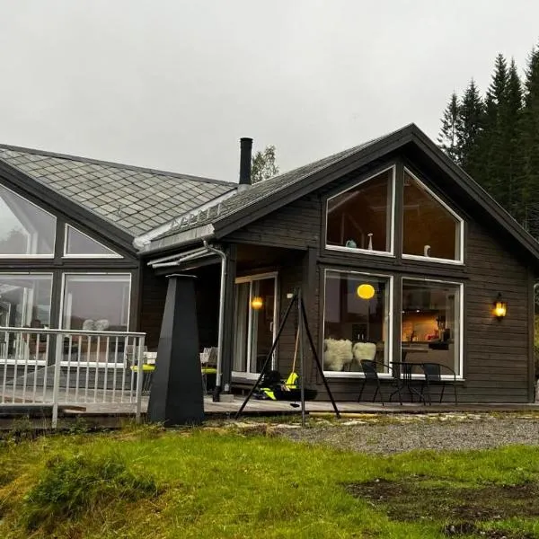 Lunvik - Flott hytte ved Nysætervatnet, hôtel à Sykkylven