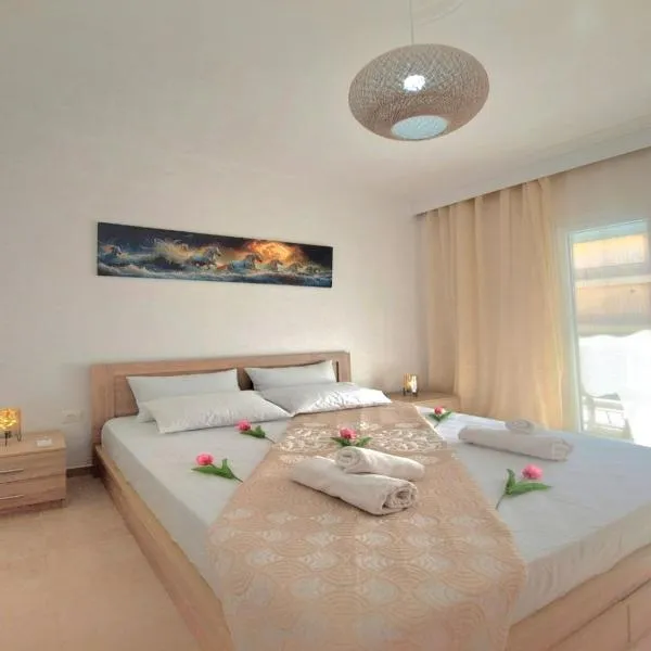 Gousios Apartments, hótel í Poligiros