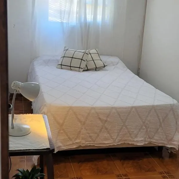 Ángeles Hostel a tan sólo 10 minutos del aeropuerto Ezeiza, hotel in Estación Monte Grande