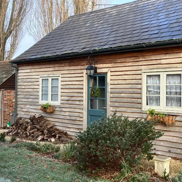 Deco Artist Cottage، فندق في Tytherton Lucas