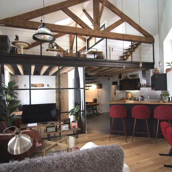 Appartement centre-ville avec terrasse et place de parking, hotel i Clermont-Ferrand